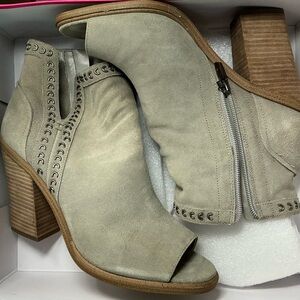 Vince Camuto Suede Stylish Women's Peep-Toe Ankle Boots 8M